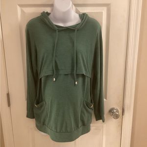 Hooded been maternity nursing top | sz M